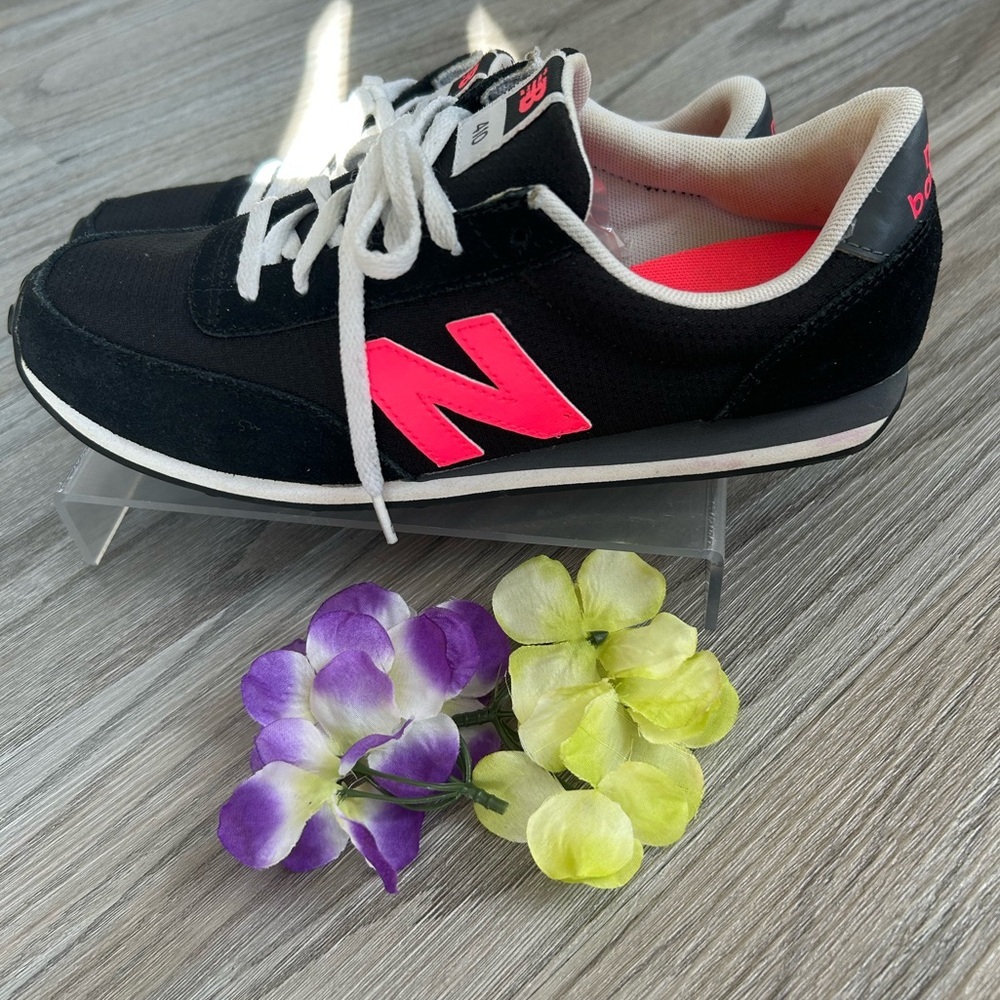✨New Balance Black Sneakers with Hot Pink 'N' Accent - Picture 4 of 11
